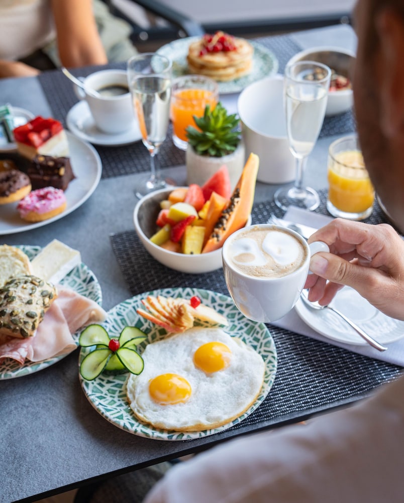Lake Front Hotel Mirage — Restaurant & bars in Riva del Garda, Trentino-Alto Adige