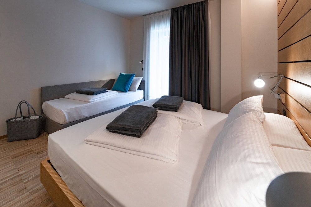 Lake Front Hotel Mirage — Hotel rooms in Riva del Garda, Trentino-Alto Adige