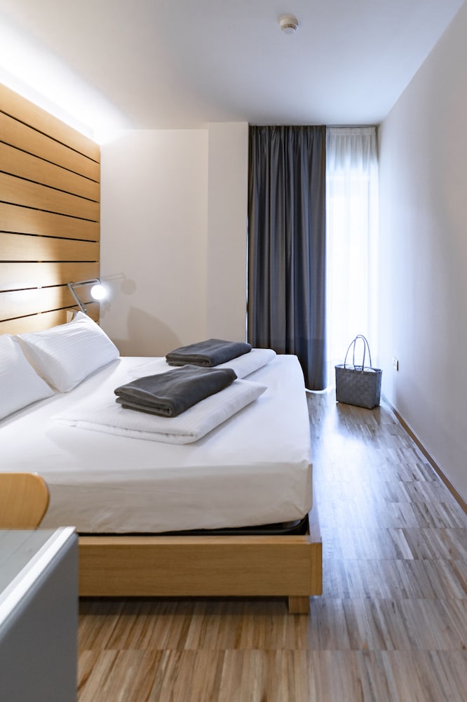 Lake Front Hotel Mirage — Hotel rooms in Riva del Garda, Trentino-Alto Adige