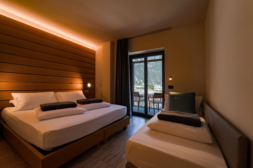 Lake Front Hotel Mirage — Hotel rooms in Riva del Garda, Trentino-Alto Adige