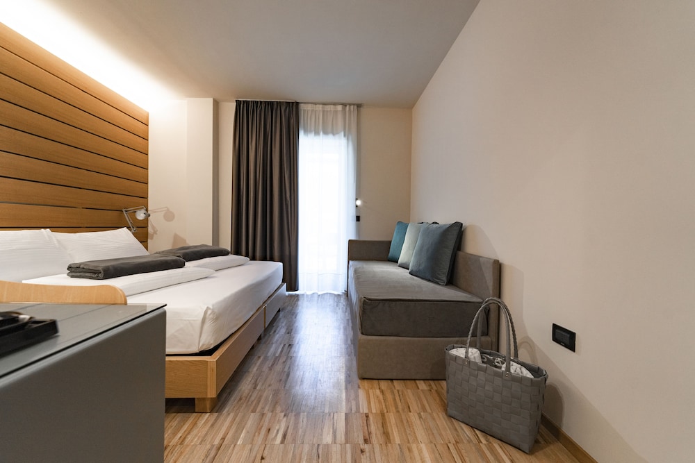 Lake Front Hotel Mirage — Hotel rooms in Riva del Garda, Trentino-Alto Adige