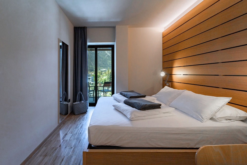 Lake Front Hotel Mirage — Hotel rooms in Riva del Garda, Trentino-Alto Adige
