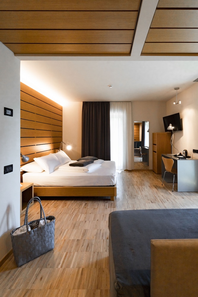 Lake Front Hotel Mirage — Hotel rooms in Riva del Garda, Trentino-Alto Adige