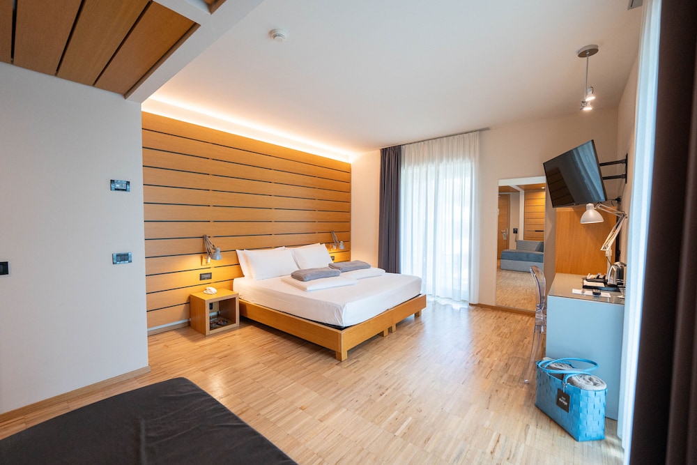 Lake Front Hotel Mirage — Hotel rooms in Riva del Garda, Trentino-Alto Adige