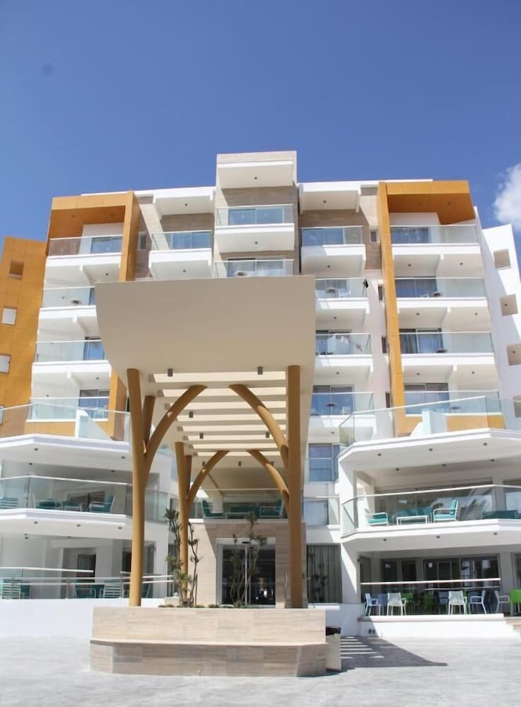 Captain Pier Hotel — Hotel building in Protaras, Famagusta Region