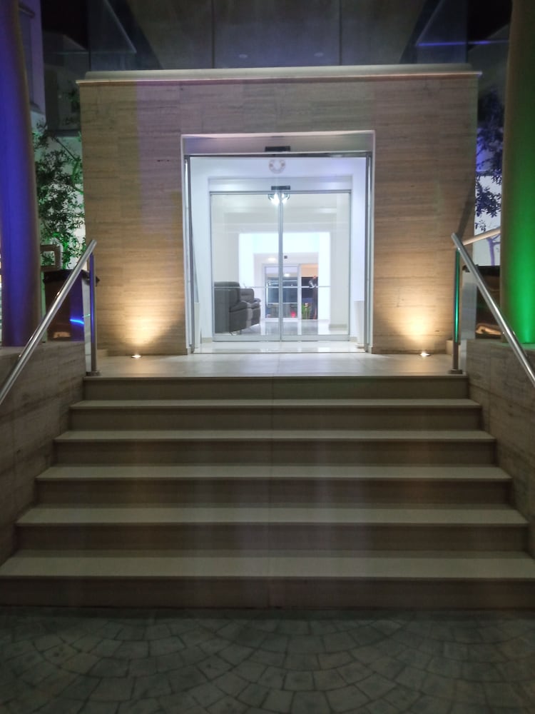 Captain Pier Hotel — Hotel building in Protaras, Famagusta Region