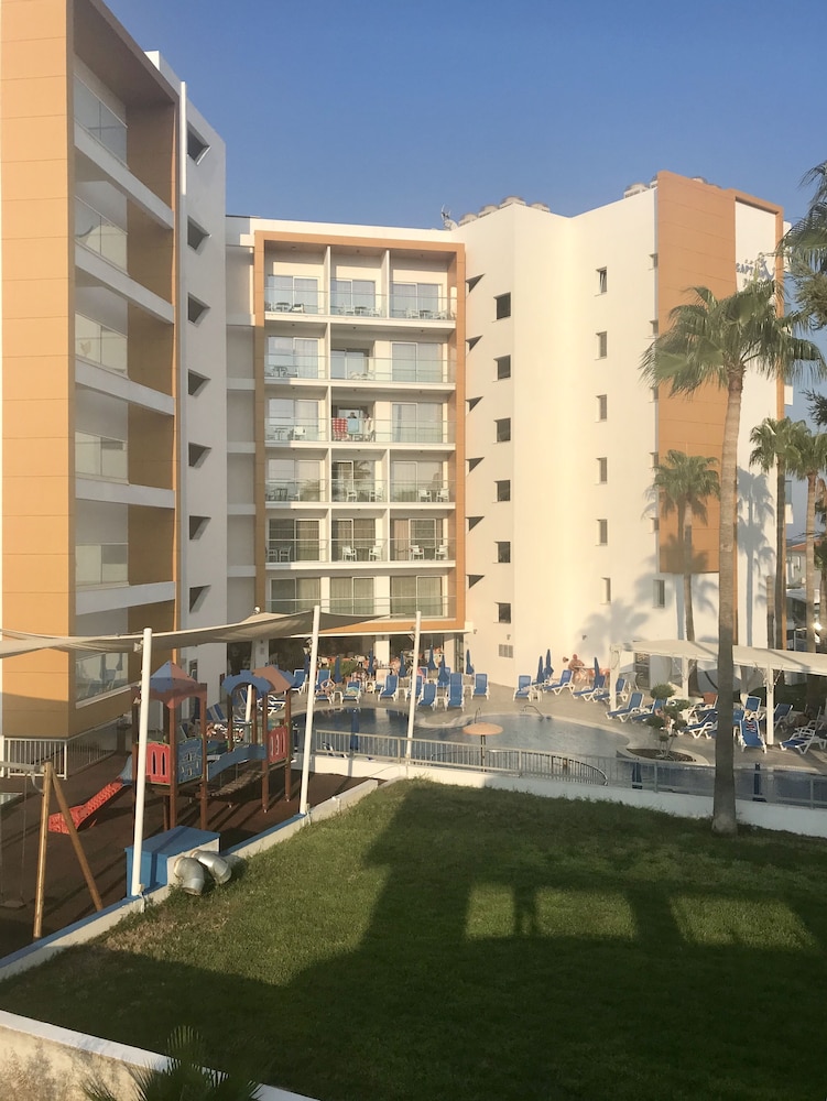 Captain Pier Hotel — Hotel building in Protaras, Famagusta Region