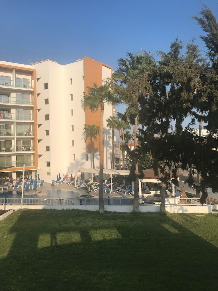 Captain Pier Hotel — Hotel building in Protaras, Famagusta Region