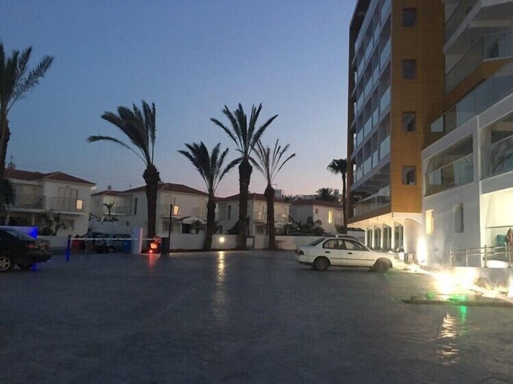 Captain Pier Hotel — Hotel building in Protaras, Famagusta Region