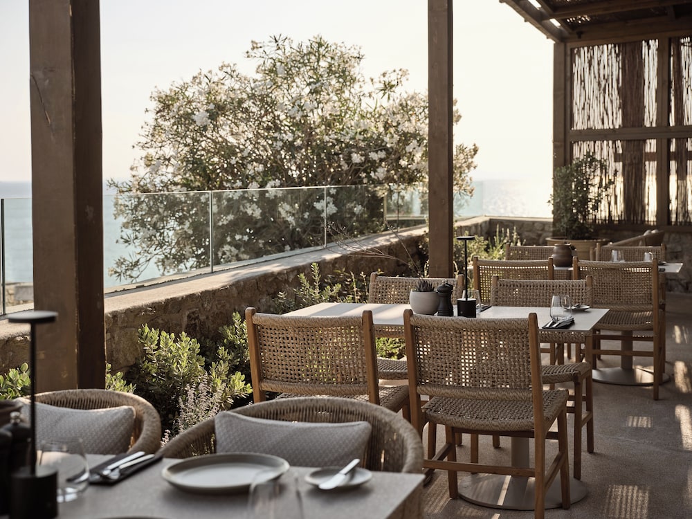Omeon Mykonos — Restaurant & bars in Agios Stefanos, South Aegean