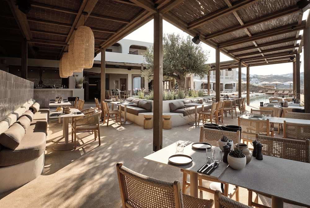 Omeon Mykonos — Restaurant & bars in Agios Stefanos, South Aegean
