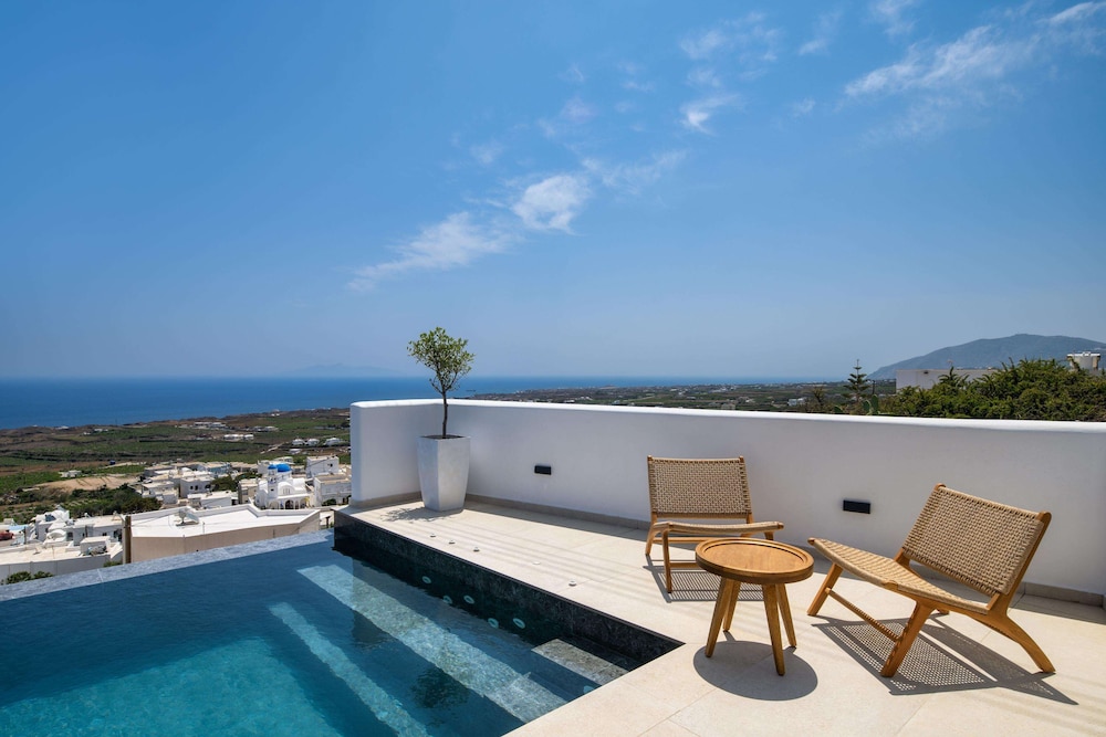 Venus Sunrise Suites & Villas — Swimming pool in Imerovigli, South Aegean
