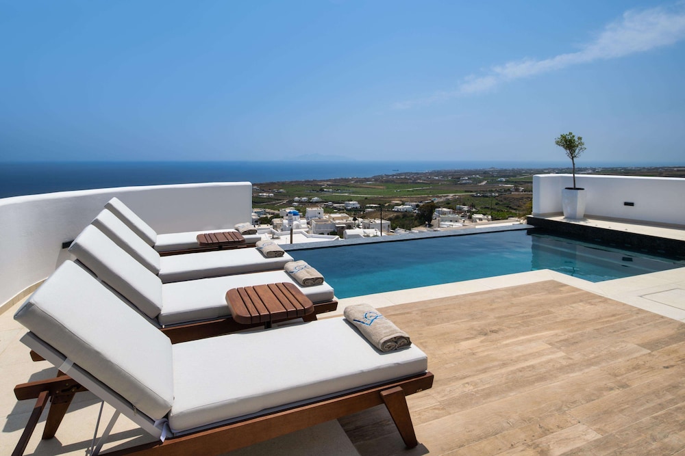 Venus Sunrise Suites & Villas — Swimming pool in Imerovigli, South Aegean