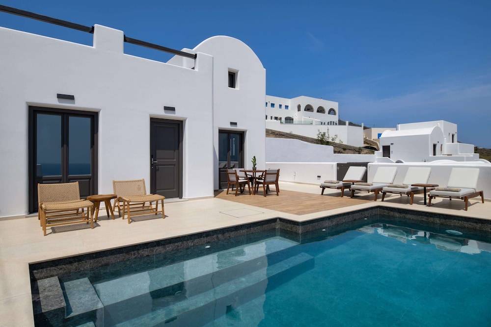 Venus Sunrise Suites & Villas — Swimming pool in Imerovigli, South Aegean