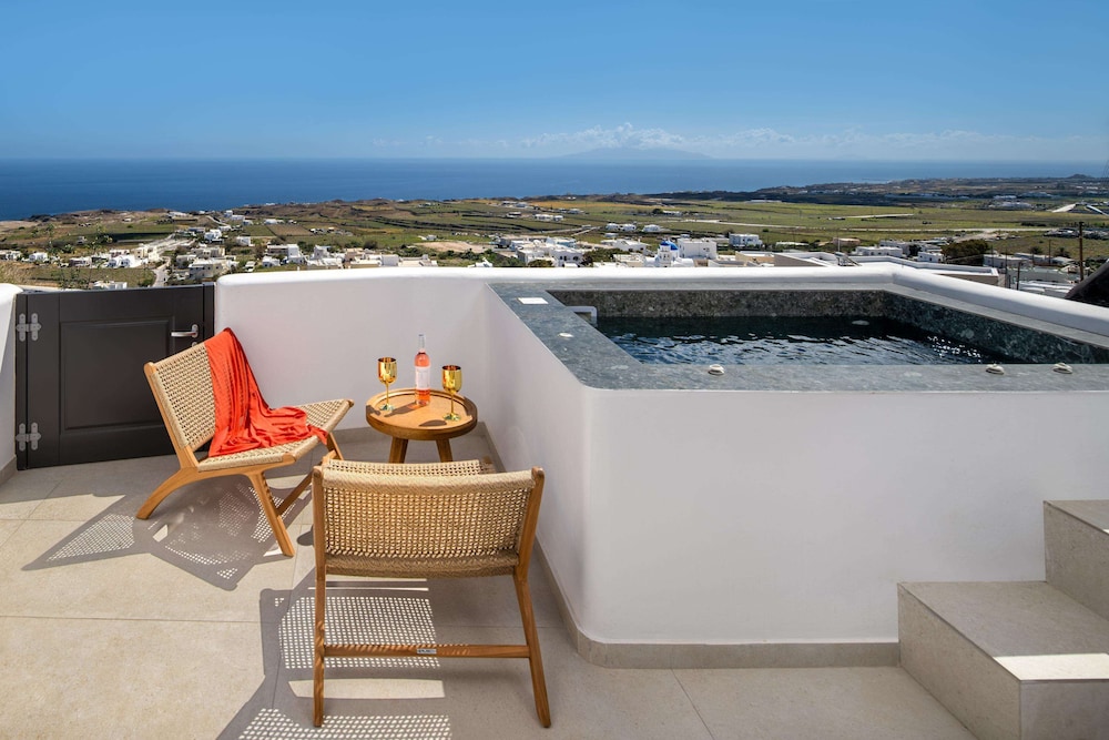 Venus Sunrise Suites & Villas — Swimming pool in Imerovigli, South Aegean