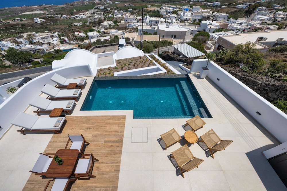 Venus Sunrise Suites & Villas — Swimming pool in Imerovigli, South Aegean