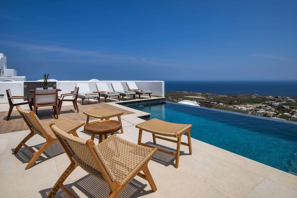 Venus Sunrise Suites & Villas — Swimming pool in Imerovigli, South Aegean