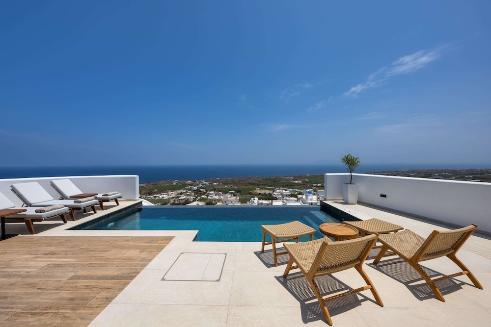 Venus Sunrise Suites & Villas — Swimming pool in Imerovigli, South Aegean