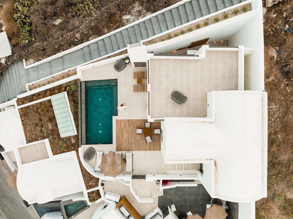 Venus Sunrise Suites & Villas — Swimming pool in Imerovigli, South Aegean