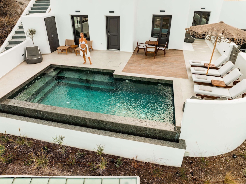 Venus Sunrise Suites & Villas — Swimming pool in Imerovigli, South Aegean