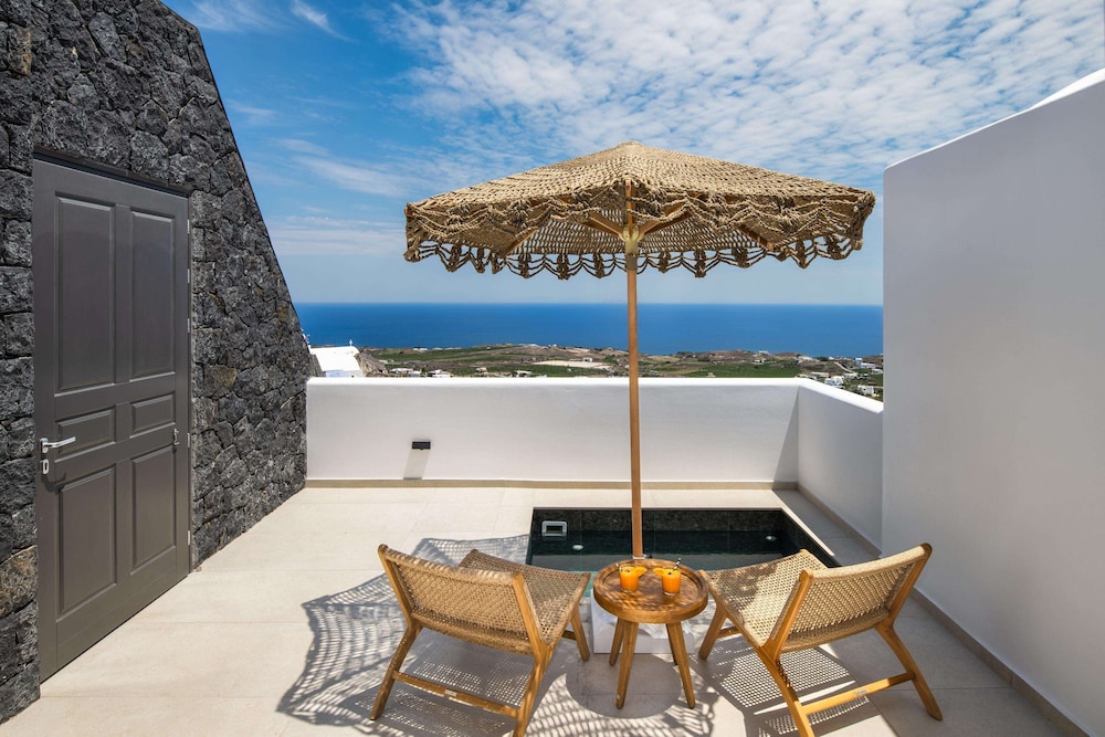 Venus Sunrise Suites & Villas — Swimming pool in Imerovigli, South Aegean