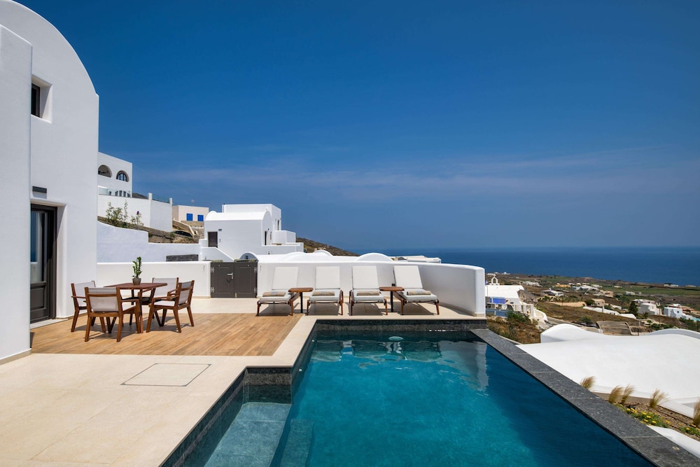 Venus Sunrise Suites & Villas — Swimming pool in Imerovigli, South Aegean