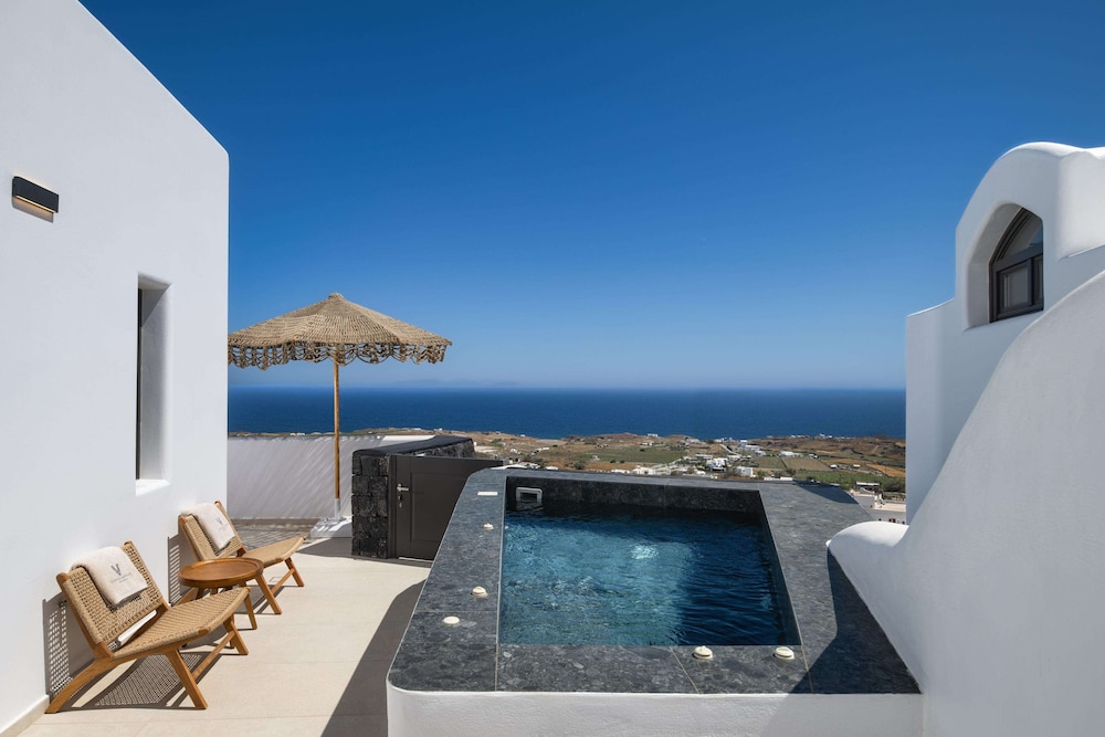 Venus Sunrise Suites & Villas — Swimming pool in Imerovigli, South Aegean