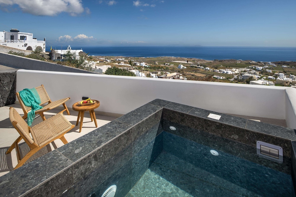 Venus Sunrise Suites & Villas — Swimming pool in Imerovigli, South Aegean