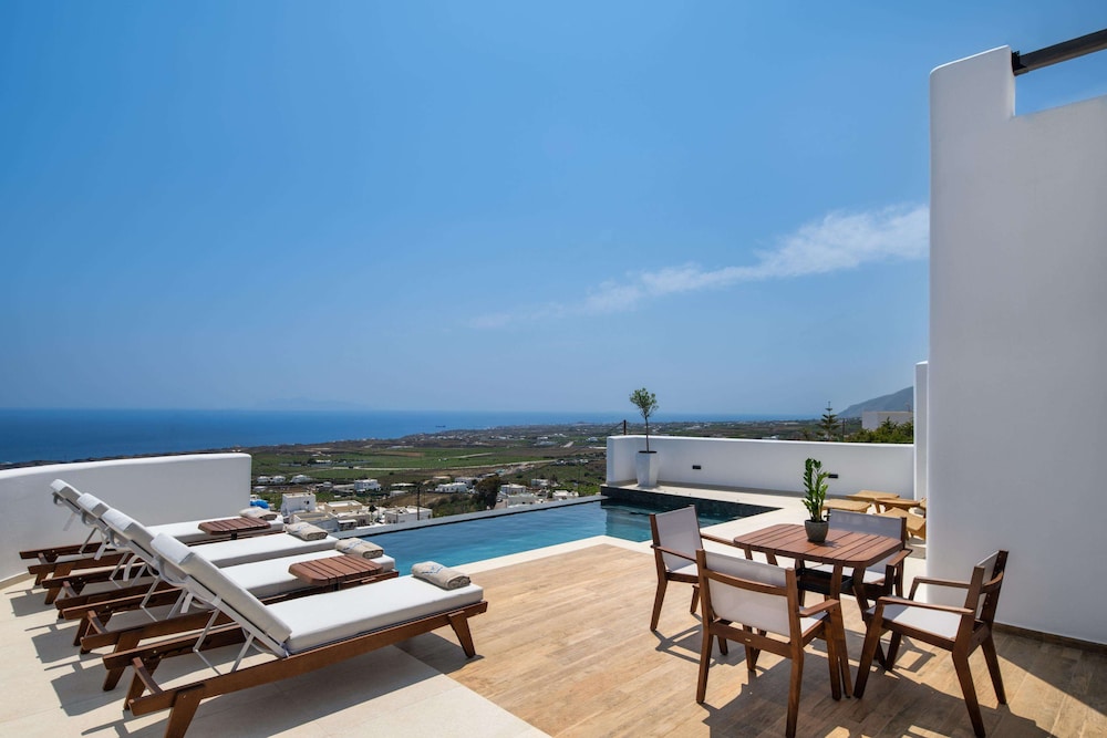 Venus Sunrise Suites & Villas — Swimming pool in Imerovigli, South Aegean