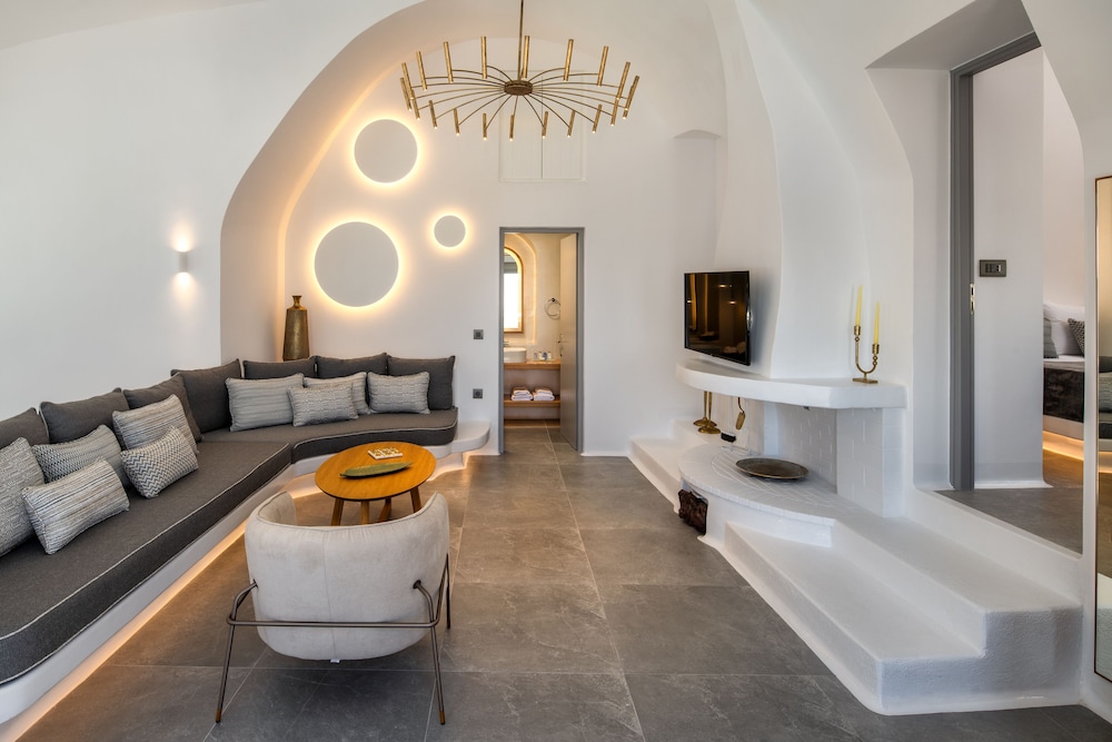 Eteoro Suites — Hotel rooms in Imerovigli, South Aegean