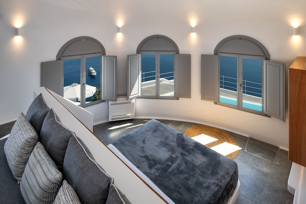 Eteoro Suites — Hotel rooms in Imerovigli, South Aegean