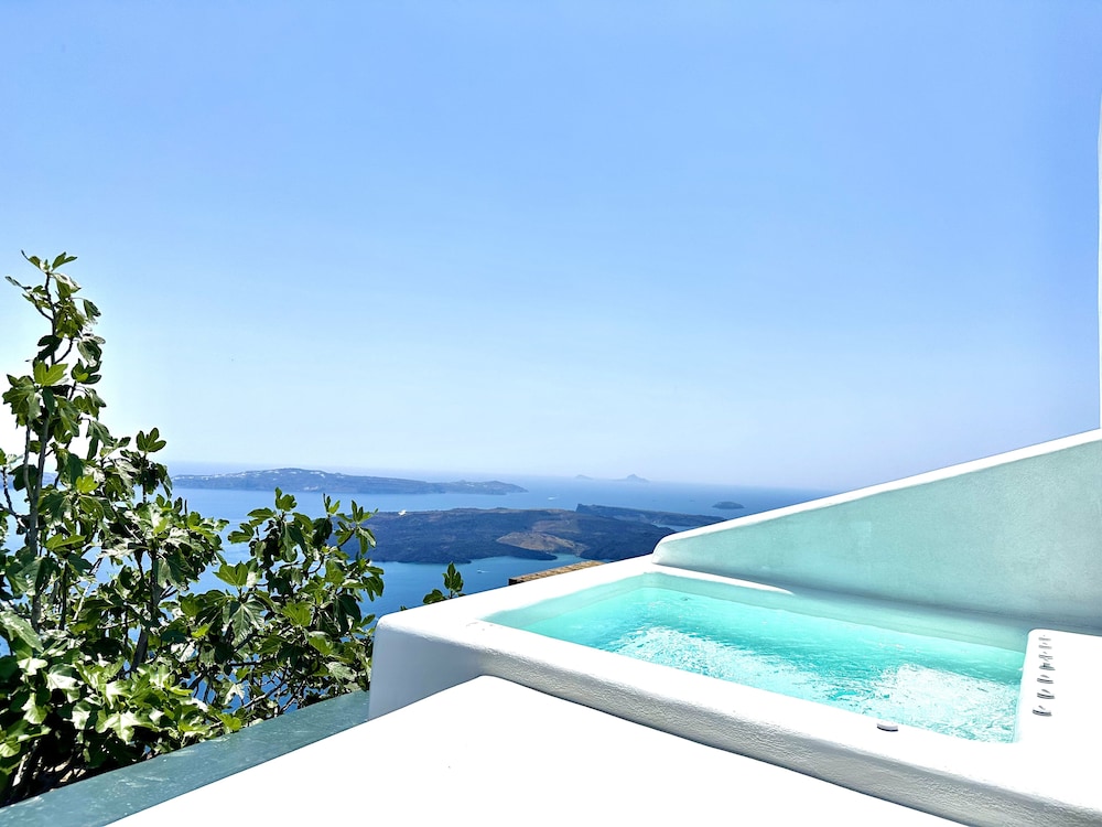 Eteoro Suites — Swimming pool in Imerovigli, South Aegean