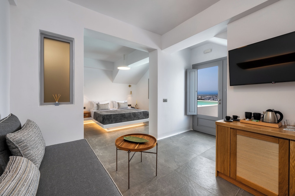 Eteoro Suites — Hotel rooms in Imerovigli, South Aegean