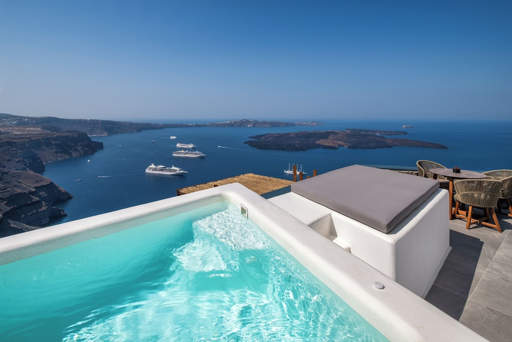 Eteoro Suites — Swimming pool in Imerovigli, South Aegean