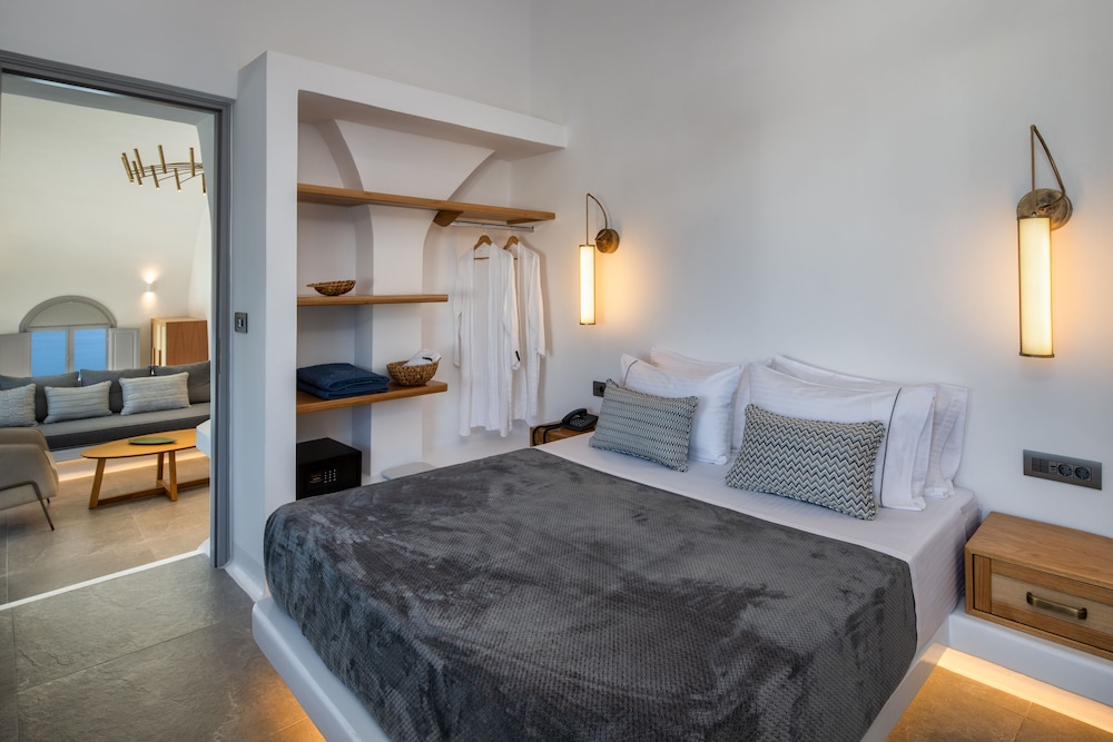 Eteoro Suites — Hotel rooms in Imerovigli, South Aegean