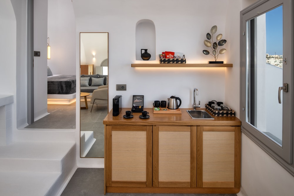 Eteoro Suites — Hotel rooms in Imerovigli, South Aegean