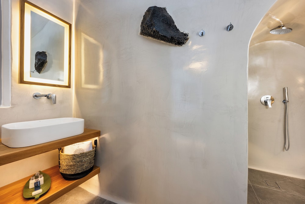Eteoro Suites — Hotel rooms in Imerovigli, South Aegean