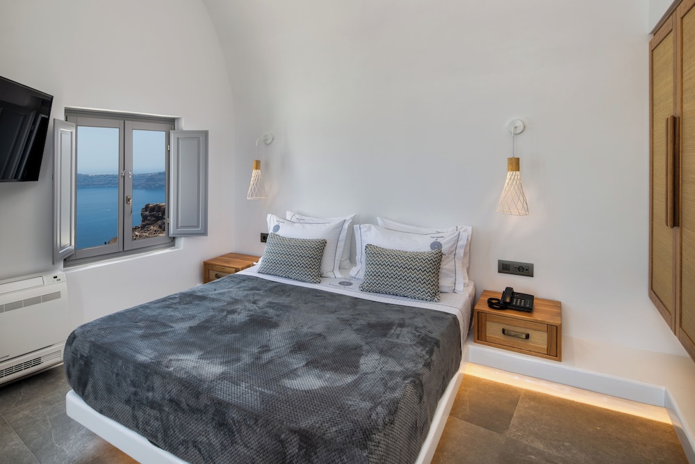 Eteoro Suites — Hotel rooms in Imerovigli, South Aegean