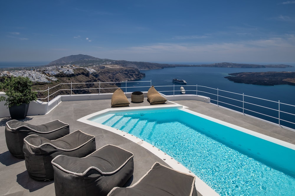 Eteoro Suites — Swimming pool in Imerovigli, South Aegean