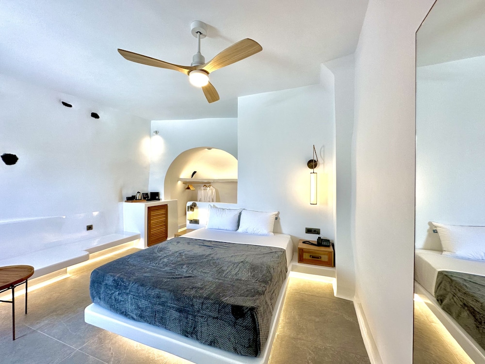 Eteoro Suites — Hotel rooms in Imerovigli, South Aegean