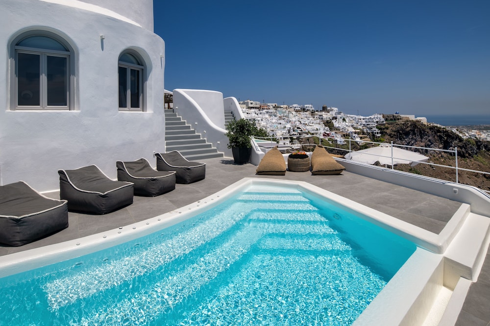 Eteoro Suites — Swimming pool in Imerovigli, South Aegean