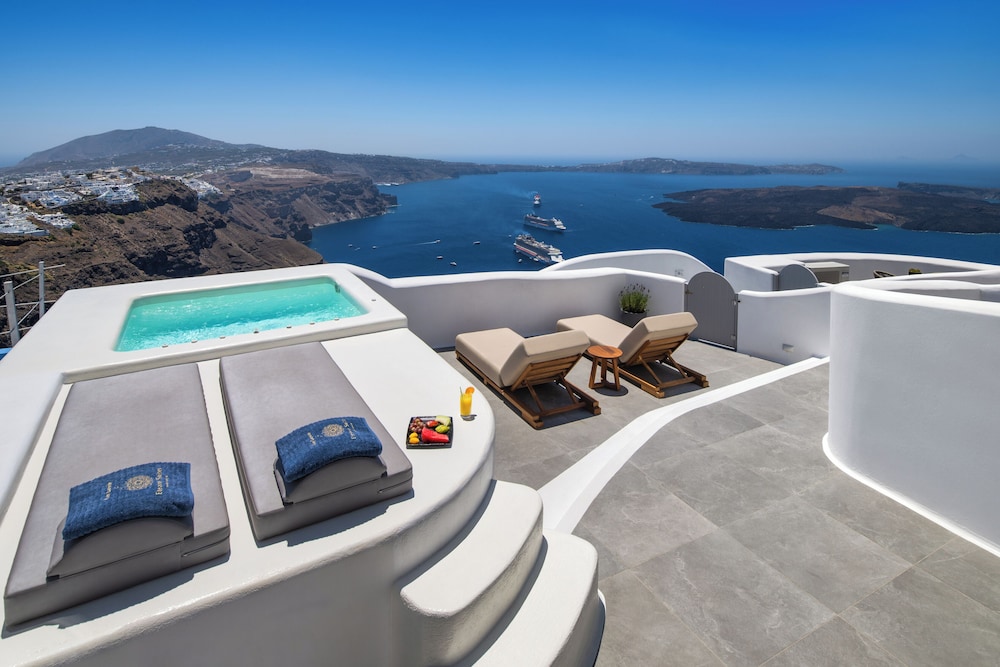 Eteoro Suites — Swimming pool in Imerovigli, South Aegean