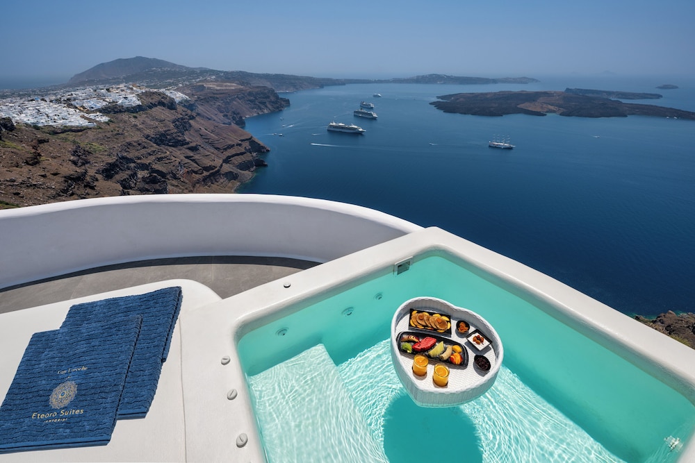 Eteoro Suites — Swimming pool in Imerovigli, South Aegean