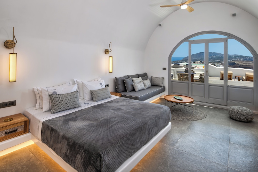 Eteoro Suites — Hotel rooms in Imerovigli, South Aegean