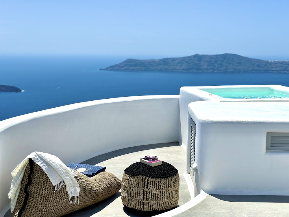Eteoro Suites — Swimming pool in Imerovigli, South Aegean