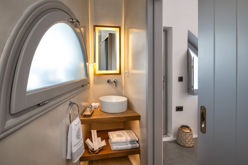 Eteoro Suites — Hotel rooms in Imerovigli, South Aegean