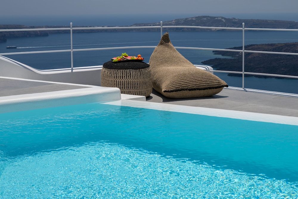 Eteoro Suites — Swimming pool in Imerovigli, South Aegean