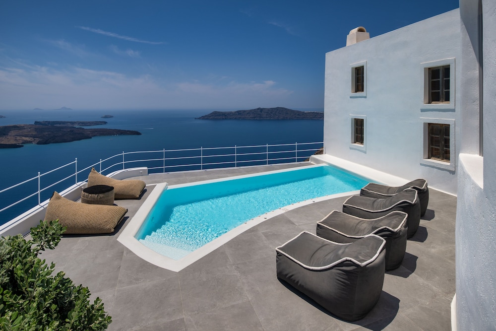 Eteoro Suites — Swimming pool in Imerovigli, South Aegean