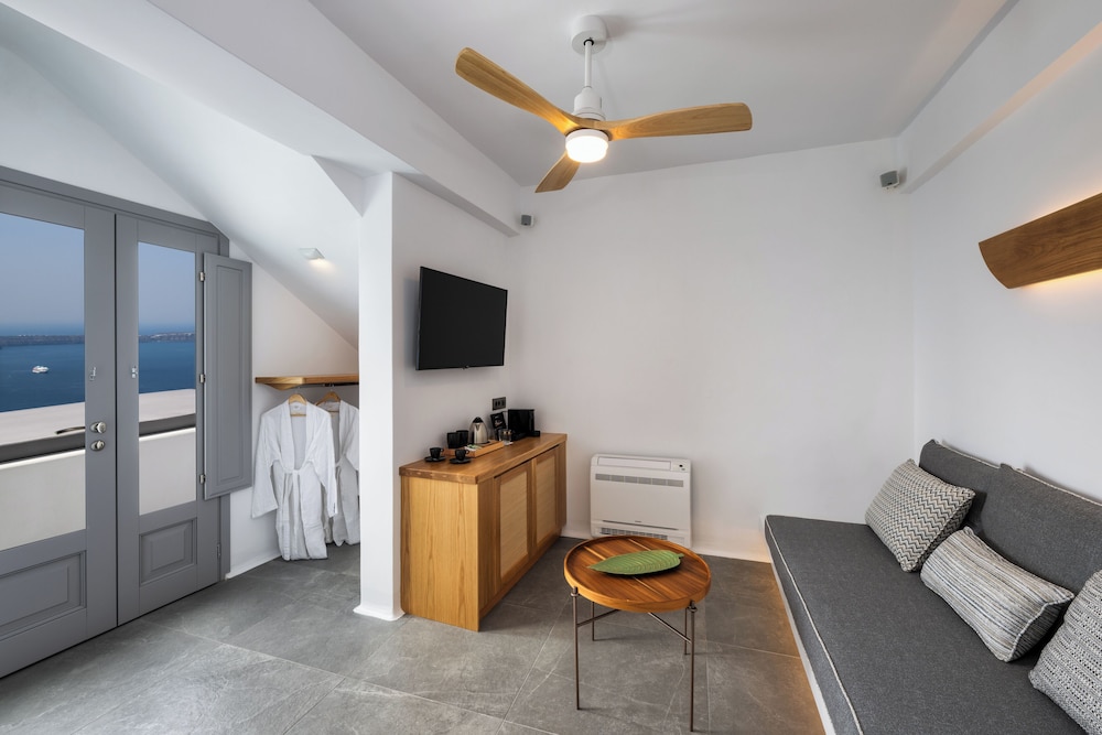 Eteoro Suites — Hotel rooms in Imerovigli, South Aegean