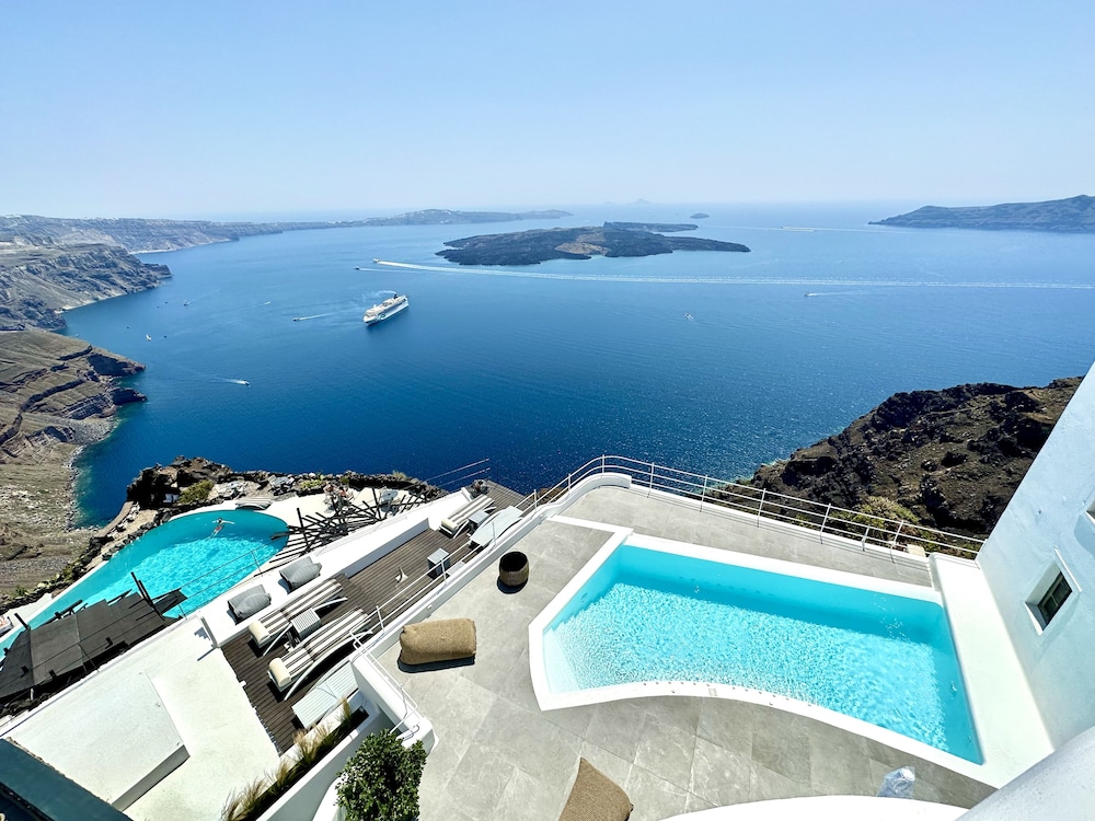 Eteoro Suites — Swimming pool in Imerovigli, South Aegean